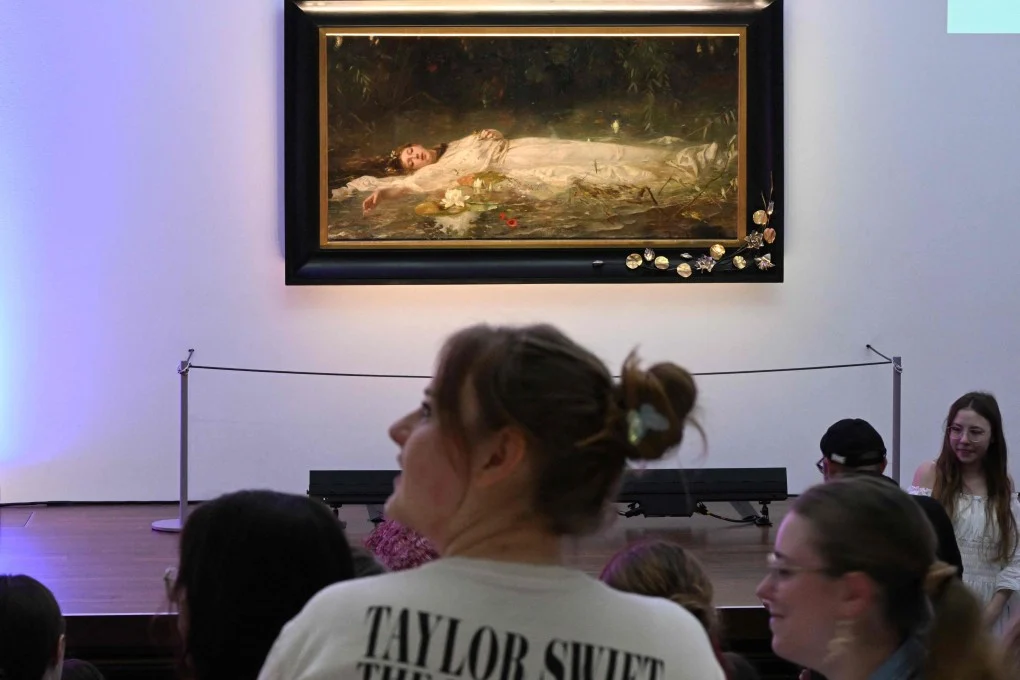 Swifties berfoto di depan lukisan Ophelia karya Friedrich Heyser di Museum Wiesbaden, Jerman—lambang viralnya seni klasik berkat pengaruh lagu dan video Taylor Swift.